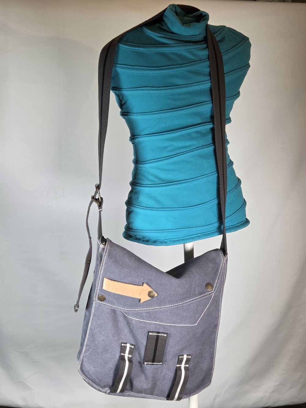 Vtg DIESEL Y2K Distressed Grey Canvas Messenger Bag - Excellent Condition - Picture 2 of 13